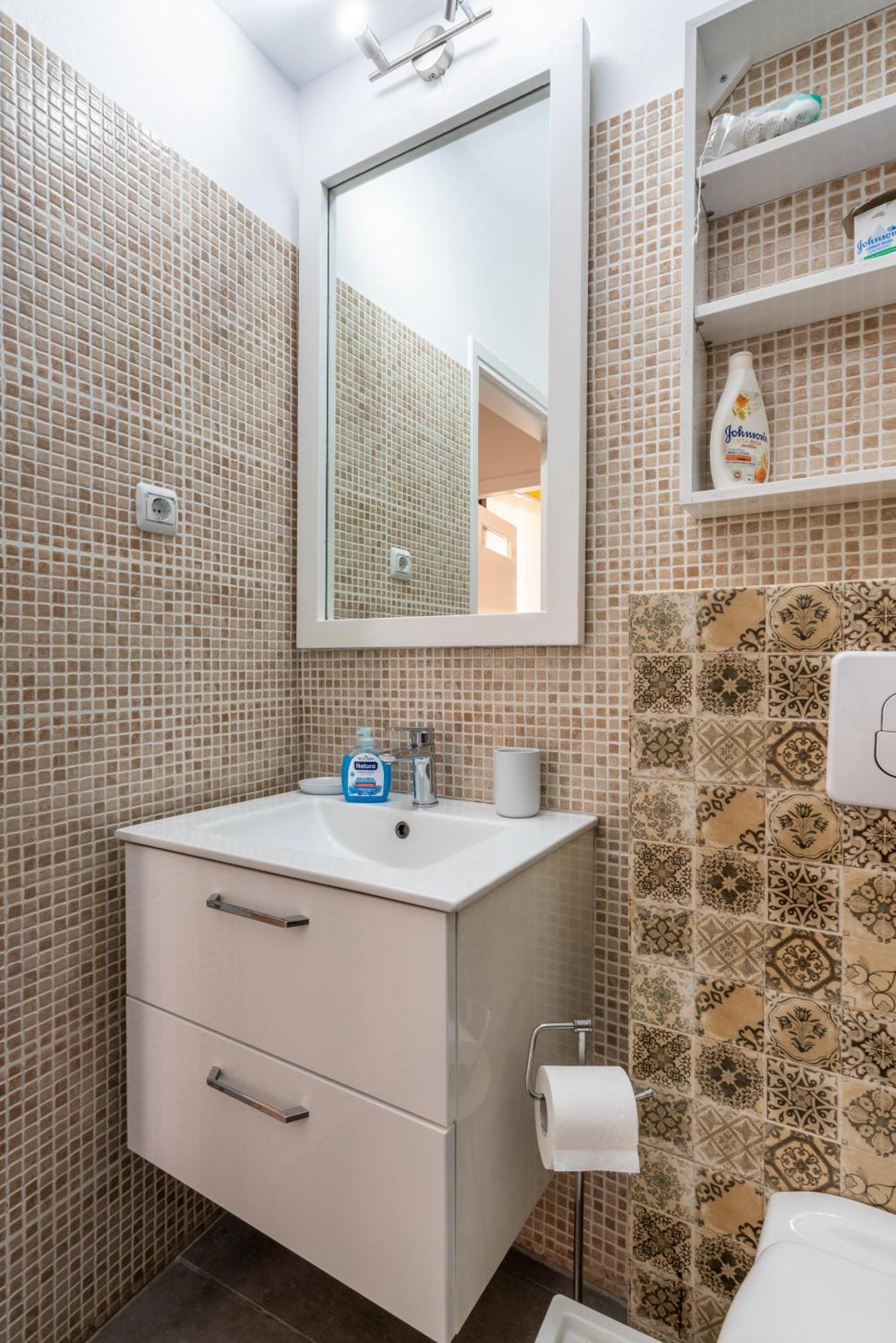 Apartment Great 35 Sq M On 1st Floor In Bohemian Psyri In Athens' Historic Center-in Vivo