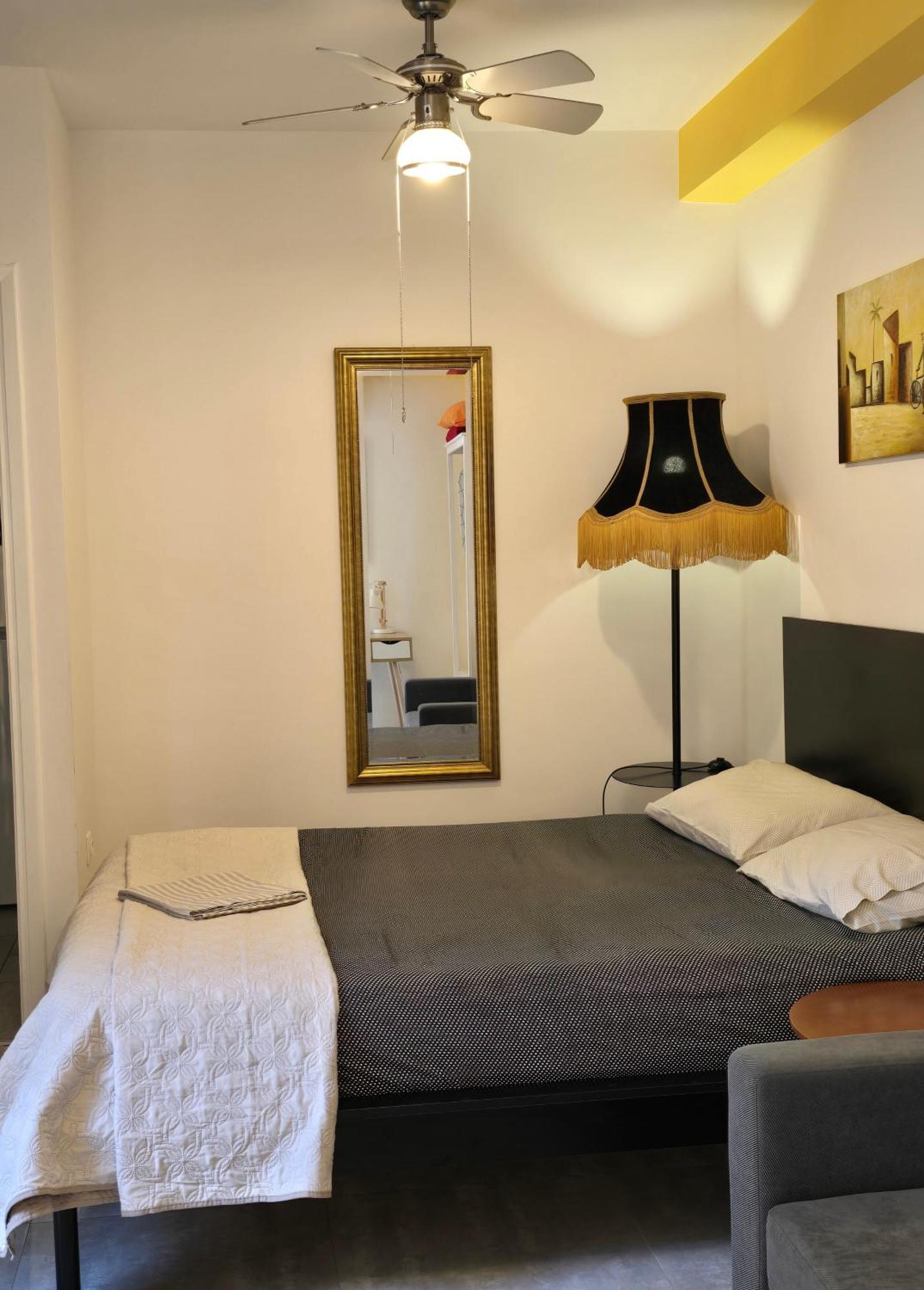 Great 35 Sq M On 1st Floor In Bohemian Psyri In Athens' Historic Center-in Vivo דירה *
