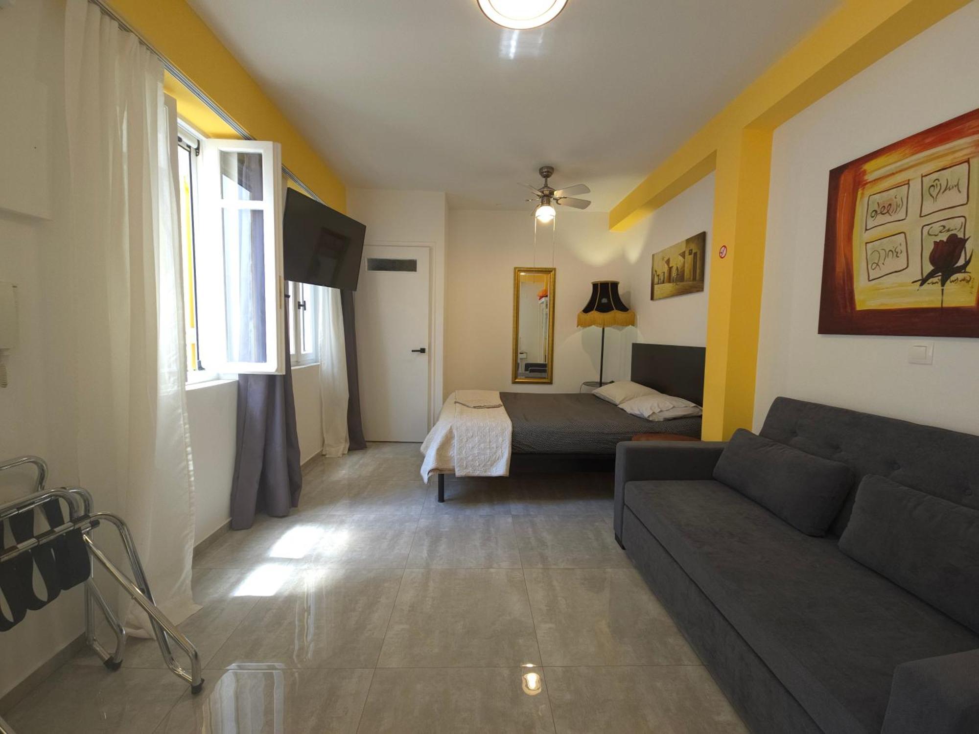 Great 35 Sq M On 1st Floor In Bohemian Psyri In Athens' Historic Center-in Vivo